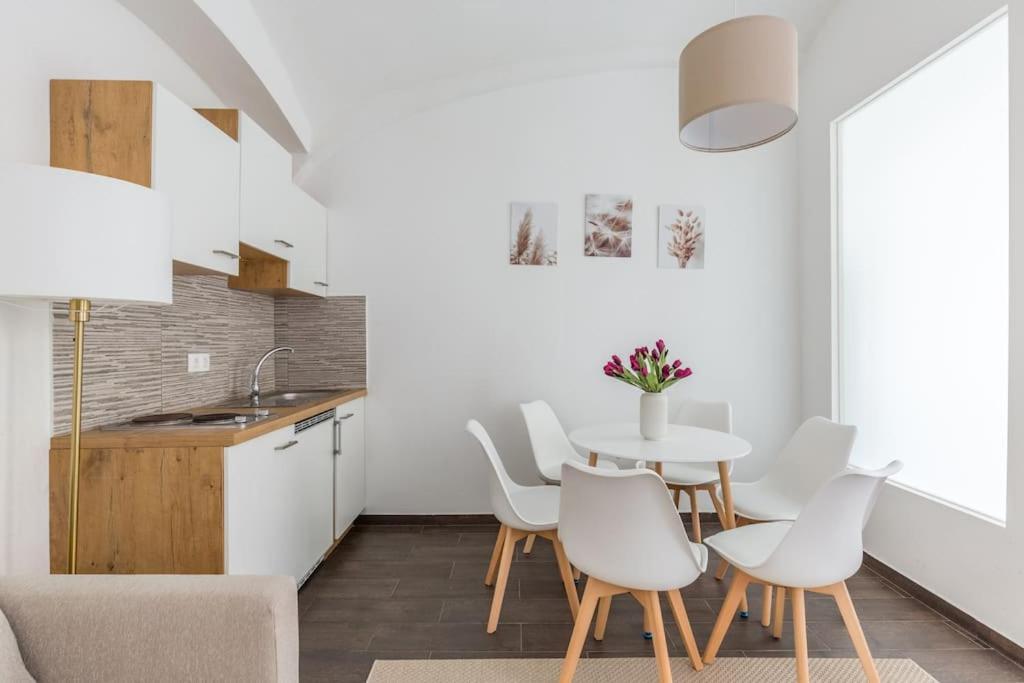 Free Parking I 500 Mbit Wifi I Kingsize Bed Apartment Wina Bagian luar foto
