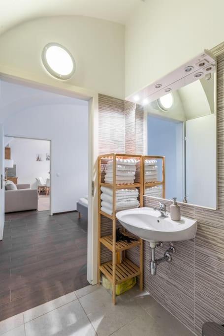 Free Parking I 500 Mbit Wifi I Kingsize Bed Apartment Wina Bagian luar foto